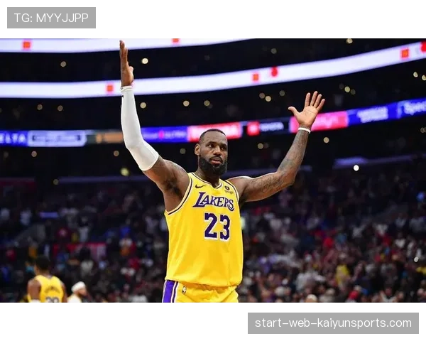 消息称勒布朗·詹姆斯将谨慎管理脚踝伤势 备战季后赛